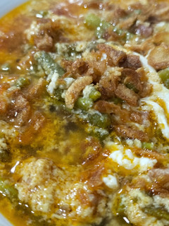 Una foto de Sopa de espárragos con jamón, huevo y cebolla crunch