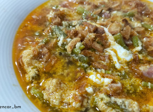 Foto principal de Sopa de espárragos con jamón, huevo y cebolla crunch