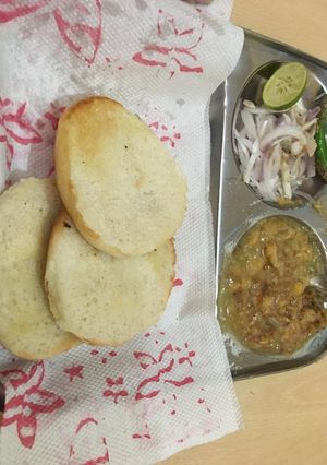 A picture of Kulche chole.