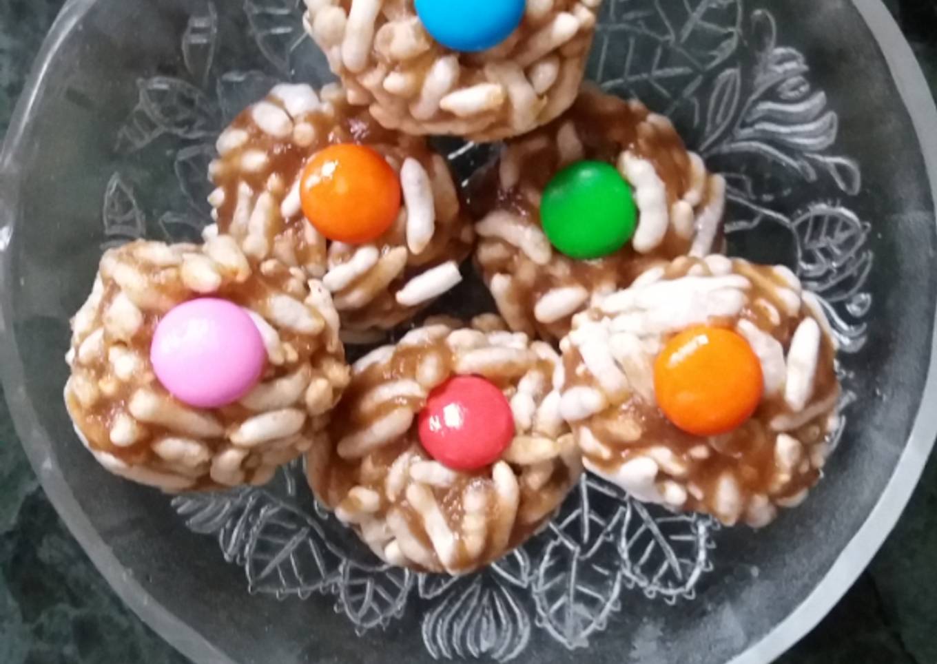 Puffed rice ball