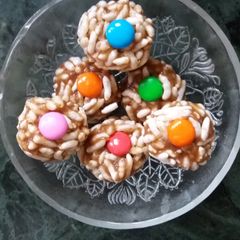 A picture of Puffed rice ball.
