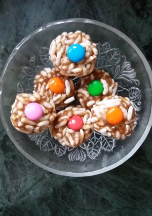 A picture of Puffed rice ball.