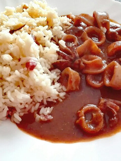 Una foto de Calamares en salsa sin ajo con arroz tres delicias
