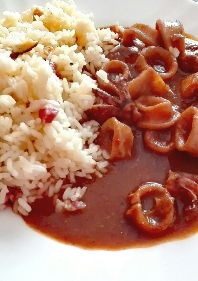 Una foto de Calamares en salsa sin ajo con arroz tres delicias