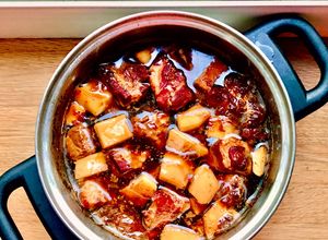 Hình của món Thịt Heo Kho Cùi Dừa 🥥.