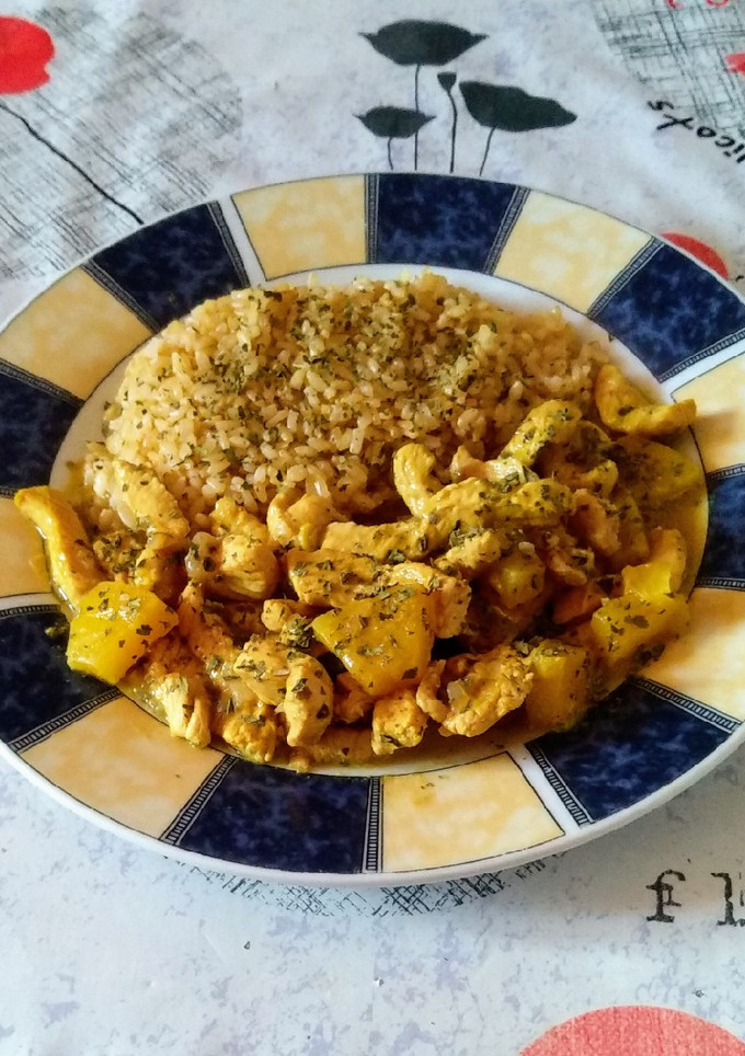 Una foto de Pollo al curry con piña y coco