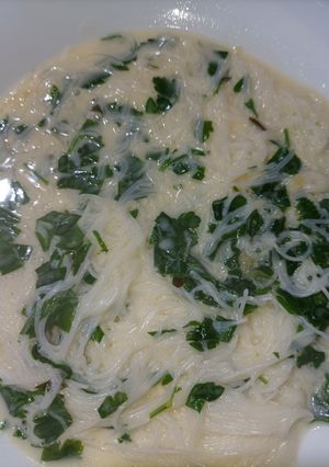 Una foto de Fideos de arroz con salsa de queso y perejil