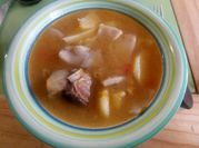 Una foto de sopas con carne de cerdo