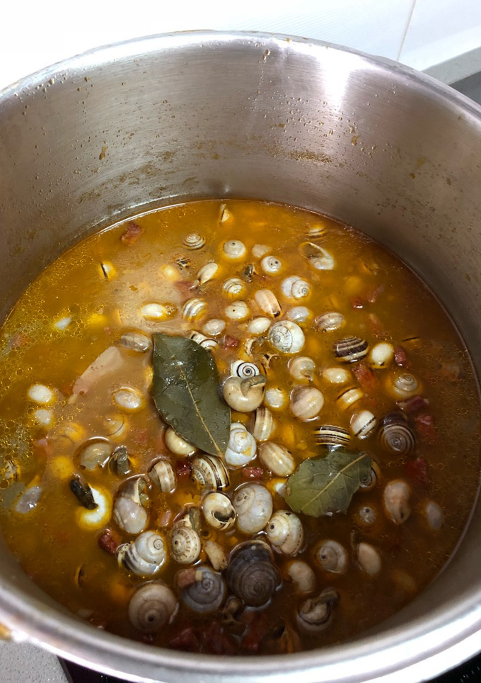 Una foto de Caracoles en salsa