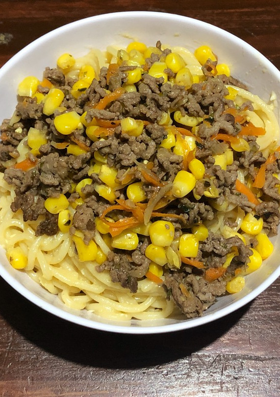 Una foto de Tallarines con guiso de carne molida