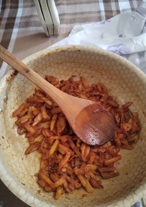 عکسی از دستور نون با سیب زمینی سرخ شده و تن ماهی و رب ‌