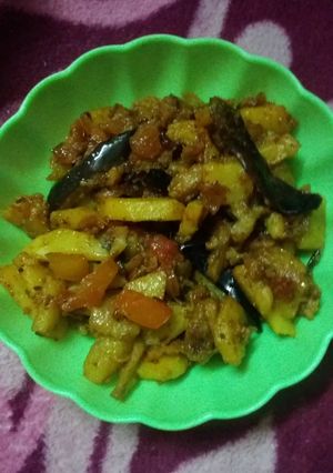ड्राई अल्लू बैगन (Dry Allu Baigan recipe in hindi) रेसिपी मुख्य फोटो