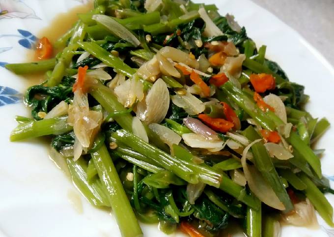 Bagaimana Menyiapkan Kangkung tumis simple lezat Anti Gagal