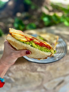 Una foto de Sándwich de tortilla rellena y aguacate en 5 minutos ¡aprovechamiento total!