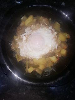 Una foto de Pisto con huevo