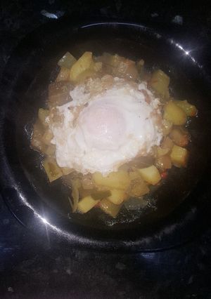 Una foto de Pisto con huevo