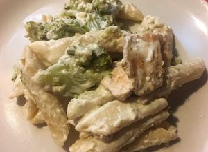 Una foto de Pollo, brocoli y sopa en salsa Alfredo a mi estilo!