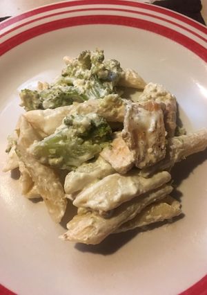 Una foto de Pollo, brocoli y sopa en salsa Alfredo a mi estilo!