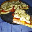 Soufflé simil pizza en sartén cobertura de tomates cherrys y queso
