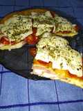 Soufflé simil pizza en sartén cobertura de tomates cherrys y queso