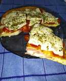 Soufflé simil pizza en sartén cobertura de tomates cherrys y queso