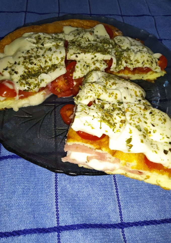 Una foto de Soufflé simil pizza en sartén cobertura de tomates cherrys y queso