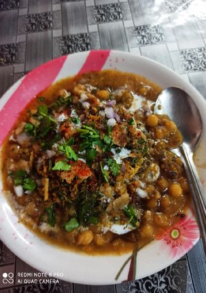 A picture of Ragda patties- aloo tikki chaat.