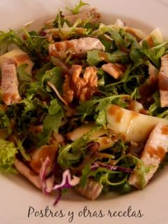 Una foto de Ensalada de pavo, peras y nueces