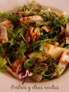 Una foto de Ensalada de pavo, peras y nueces