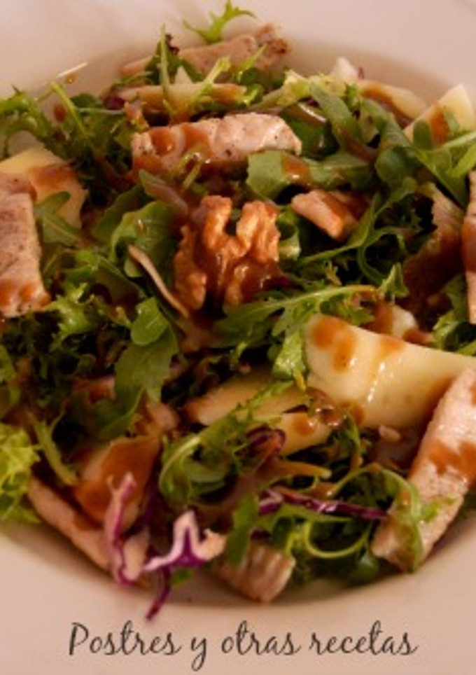 Una foto de Ensalada de pavo, peras y nueces