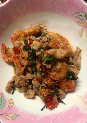 รูปของ กระเพราหมูชิ้น+กุ้ง