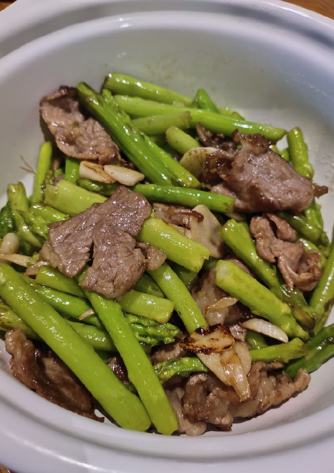 A picture of Beef with Asparagus.