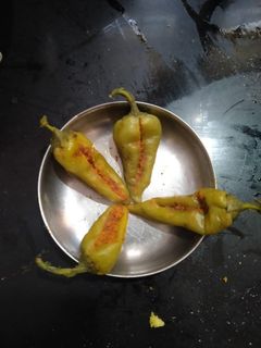 ભરેલા મરચાં(bhrela marcha recipe in Gujarati) રેસીપી મુખ્ય ફોટો