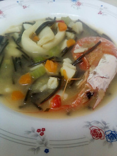 Una foto de Sopa de marisco al negro