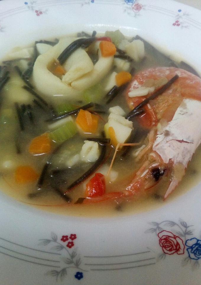 Una foto de Sopa de marisco al negro