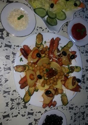 صورة لوصفة طبق مرقاز (نوع من السجق) مع خضر وحمص