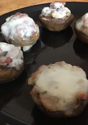 Une photo de Champignons farcis chair à saucisse oignons et mozzarella di buffala