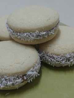 Una foto de Alfajorcitos rellenos con dulce de leche