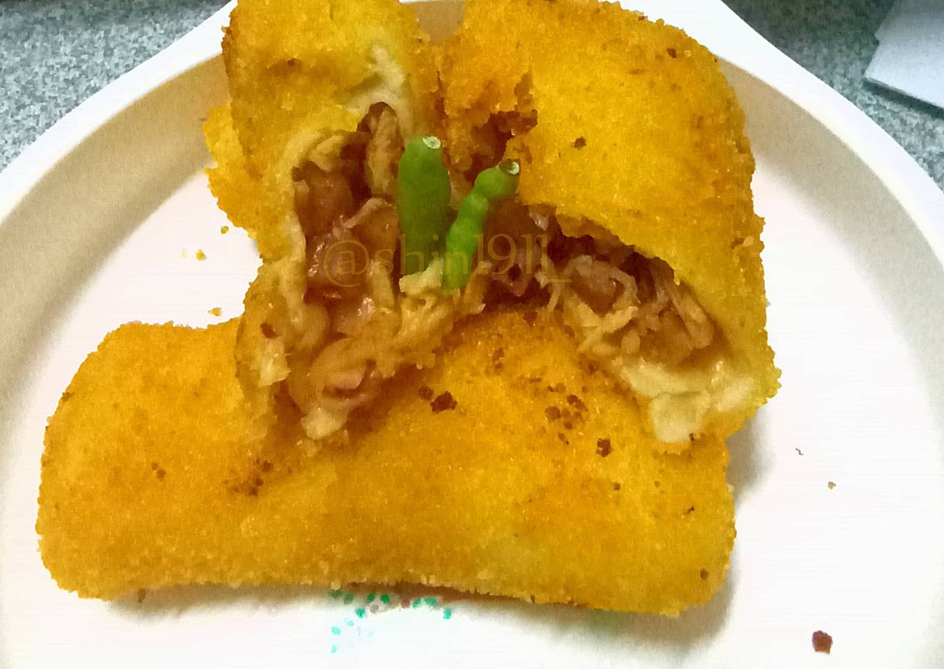 Risoles Sayur dan Ayam Suwir Pedas Manis (Frozen food)