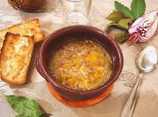Una foto di zuppa di cipolle