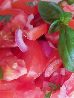 Gyors, paradicsomos lilahagyma saláta 🍅🧅🍅🥗 recept fotója