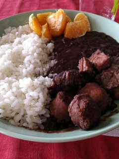 Una foto de Feijoada brasileira / Frijolada brasileña