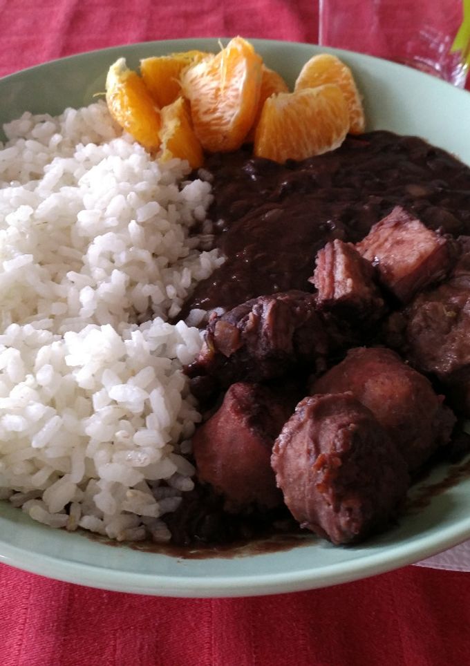 Una foto de Feijoada brasileira / Frijolada brasileña