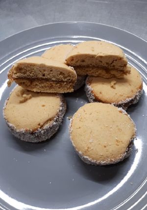 Una foto de Mis primeros alfajores de maicena