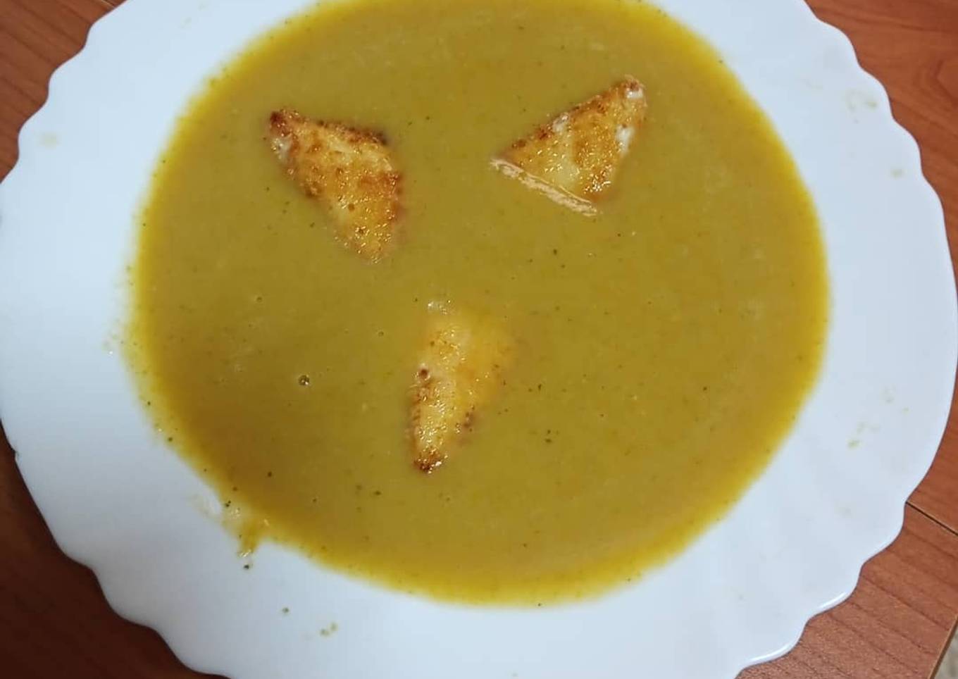 Crema de lechuga con bombón de queso frito