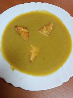 Una foto de Crema de lechuga con bombón de queso frito