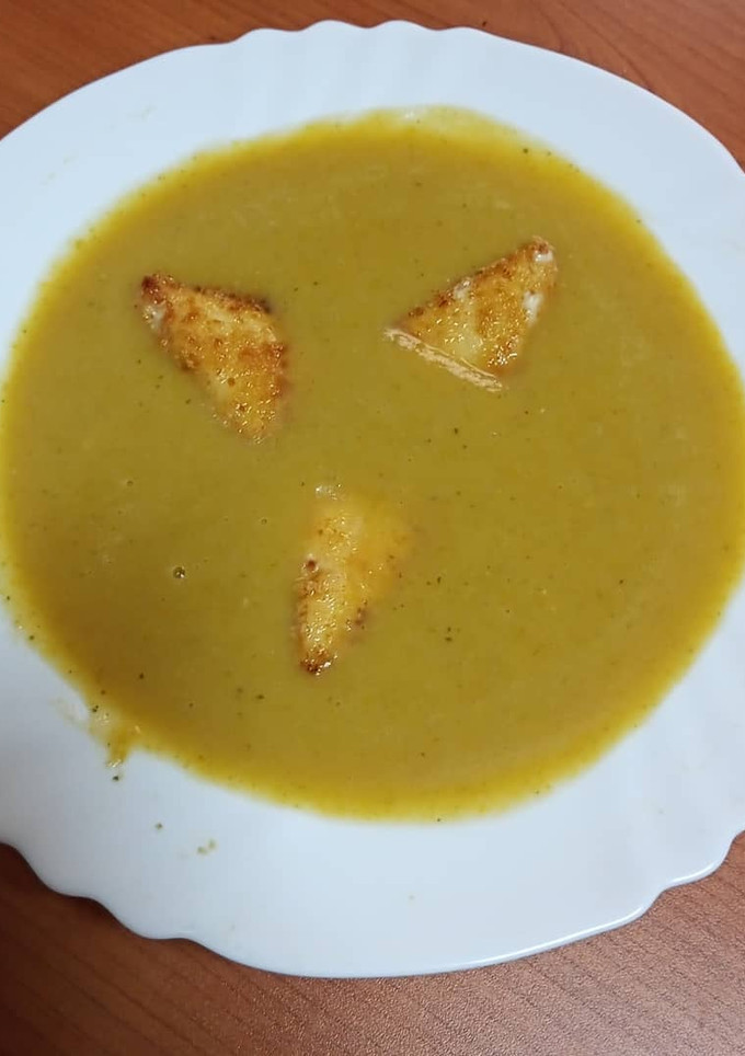 Una foto de Crema de lechuga con bombón de queso frito