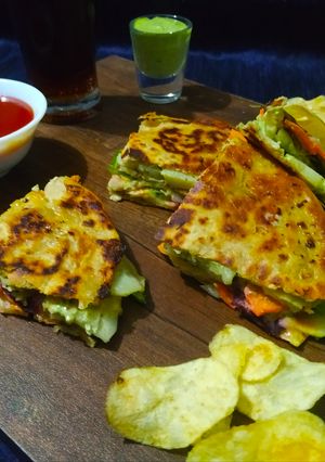 રોટી સેન્ડવિચ (Roti Sandwich Recipe In Gujarati) રેસીપી મુખ્ય ફોટો