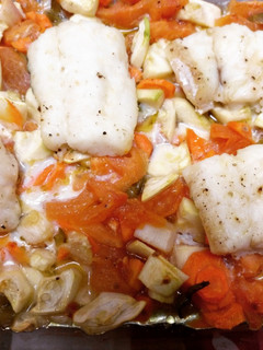 Una foto de Bacalao con verduras al horno