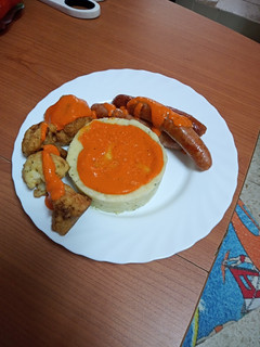 Una foto de Coliflor rebozada con puré de papas, longaniza y mojo
